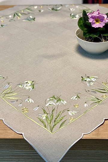 SHOW WHITE embroidered tablecloth and scarf