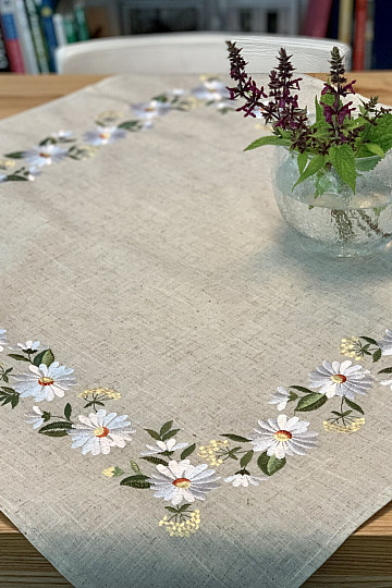 EMBROIDERED DAISIES tablecloth