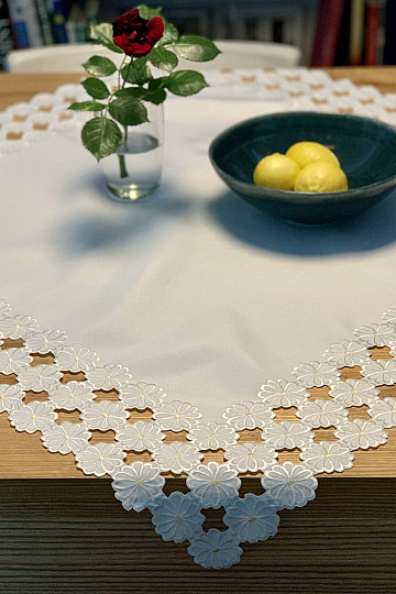 Table cloth embroidered DAISY