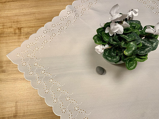 Embroidered tablecloth and oval EMBROIDERED FLOWERS white