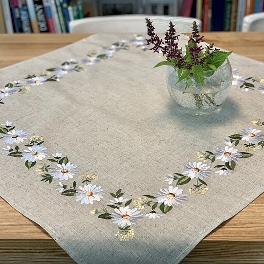 EMBROIDERED DAISIES tablecloth