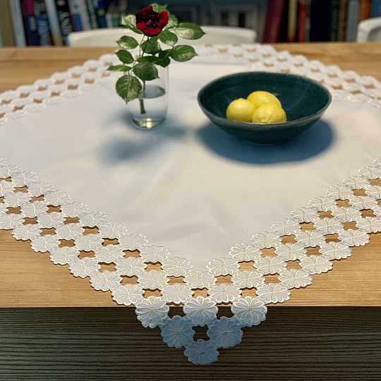 Table cloth embroidered DAISY