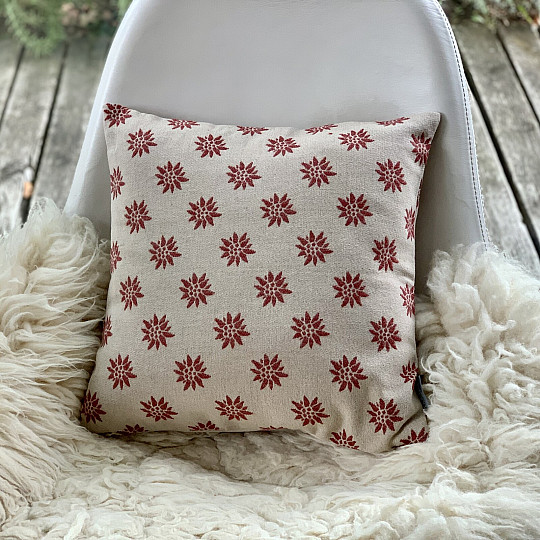 Luxurious decorative cover PROTÉŽ ALPINE BEIGE