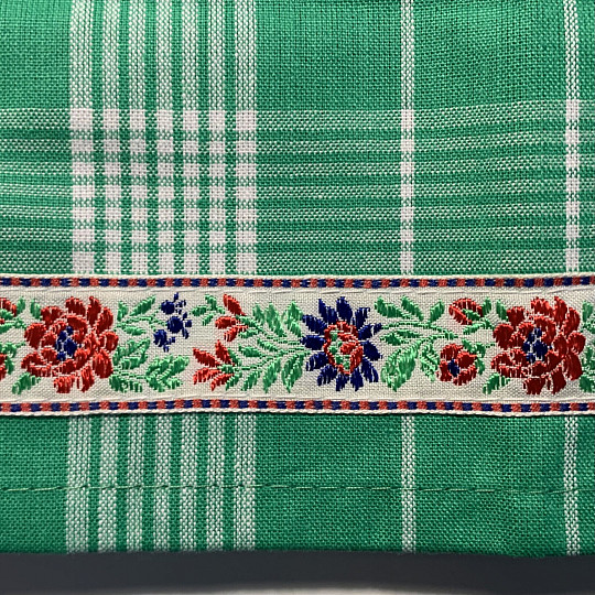 GRANDMOTHER'S GREEN WITH FLOWERED TOWELS