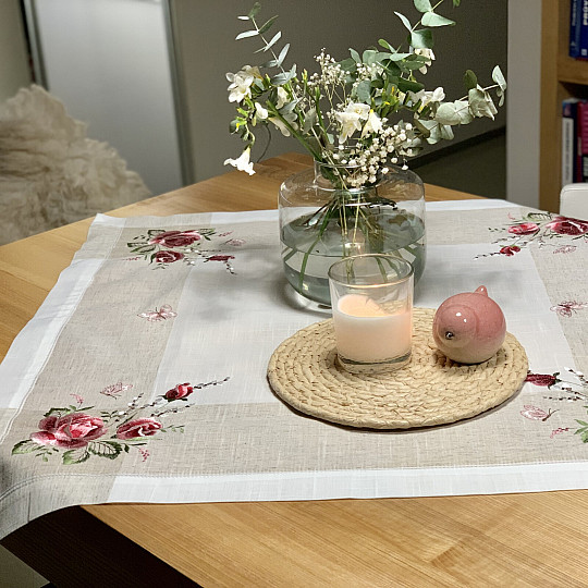 Embroidered tablecloth and scarf Roses and kittens