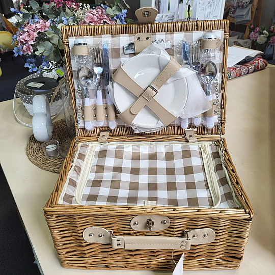 Picnic basket GARDEN beige checkered for 4 people