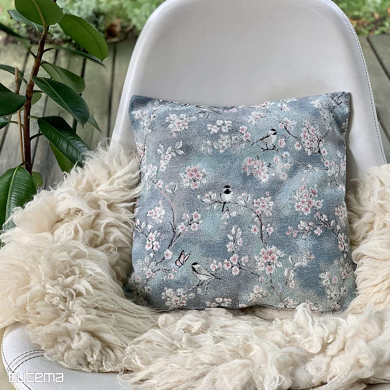 Luxurious decorative covering TITS