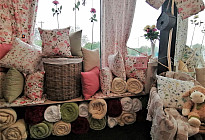 FLOOD OF FLOWERS ON THE FABRICS OF THE TWISTER JARDINS