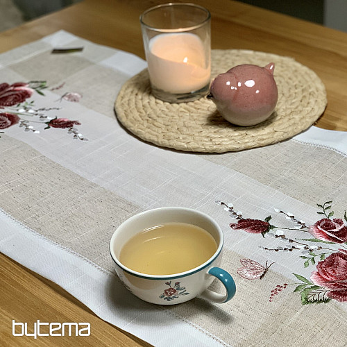 Embroidered tablecloth and scarf Roses and kittens