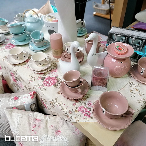 Ceramic gift set of mugs and saucers